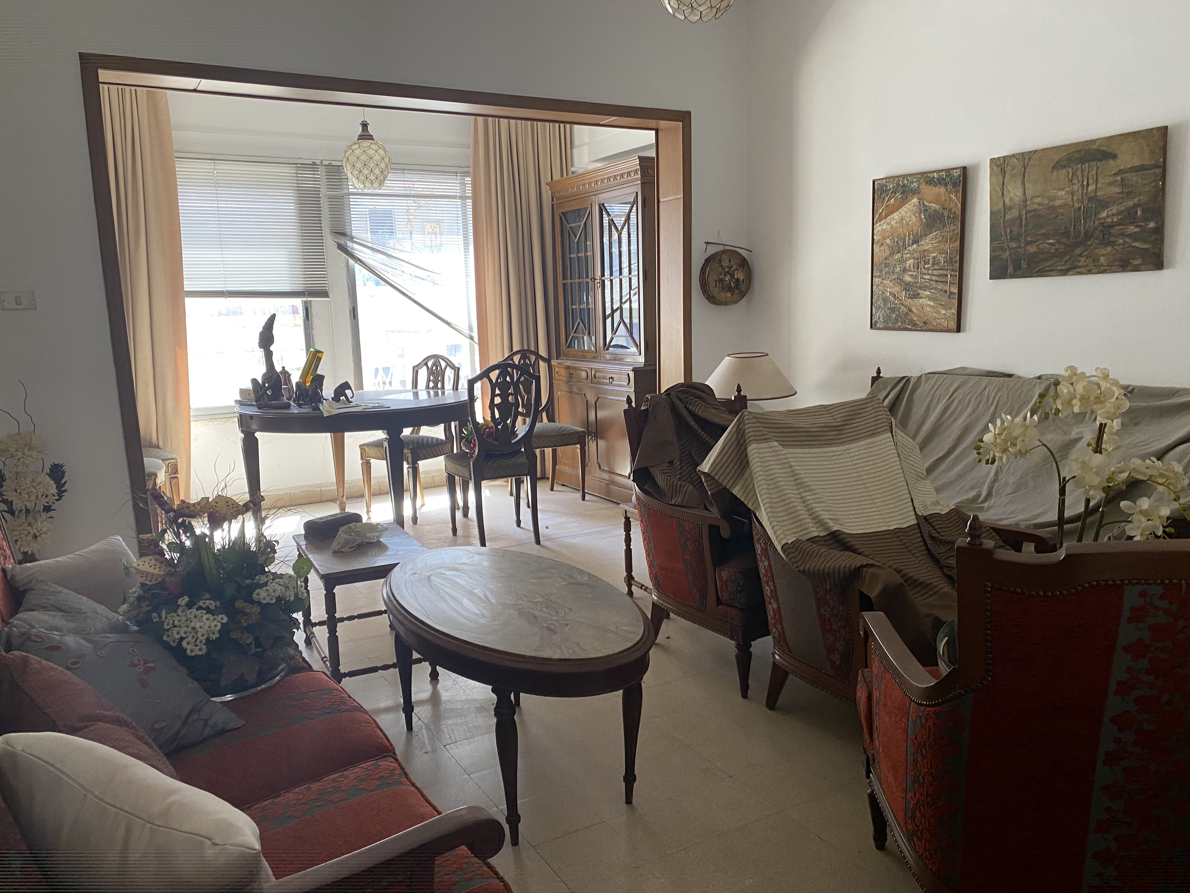 Hamra, Beirut, Beirut, 2 Bedrooms Bedrooms, 2 Rooms Rooms,2 BathroomsBathrooms,Apartment,Buy,13773326319