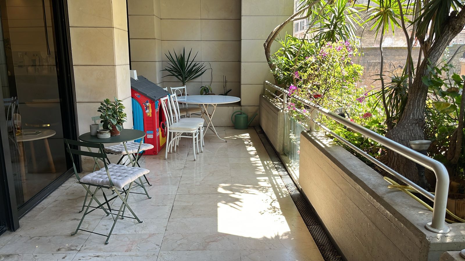 Achrafieh, Beirut, Beirut, 3 Bedrooms Bedrooms, 3 Rooms Rooms,4 BathroomsBathrooms,Apartment,Rent,13937564355